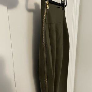 Express green pencil skirt with gold side zipper detail.